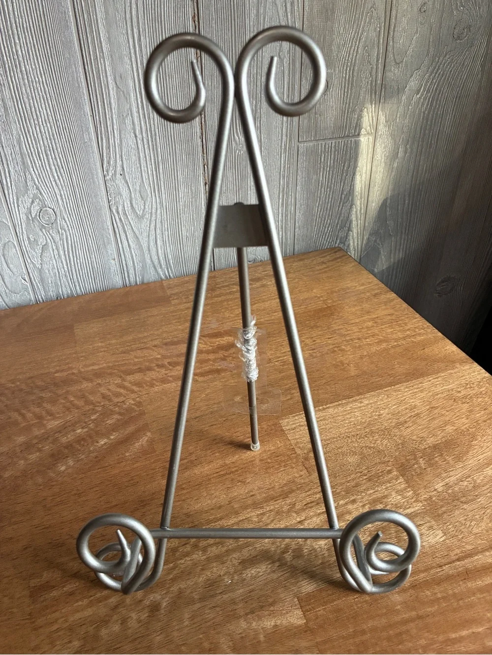 Metal Scroll Display Easel - Silver